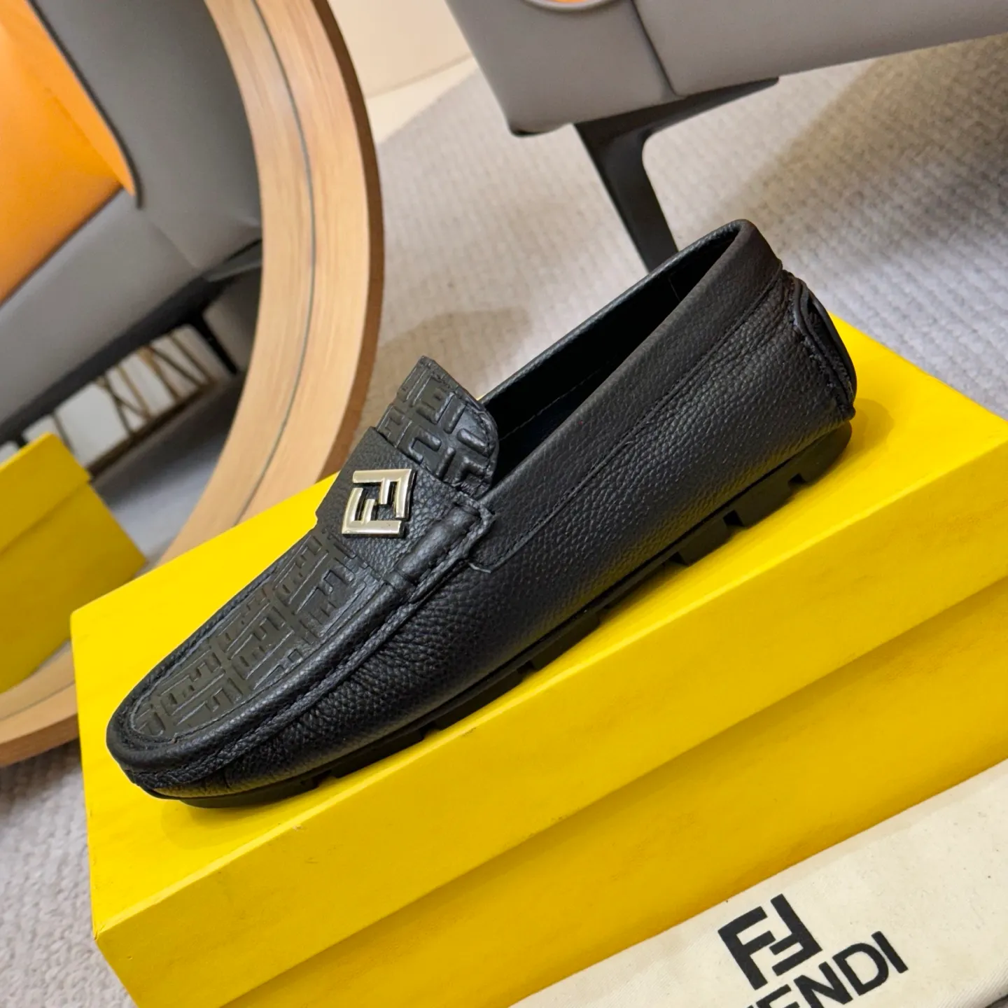 Men's shoes 💰420 [FENDI Fendi] 2⃣️0⃣️2⃣️5️⃣New Milan men's fashion lazy catwalk style ✅ fashionable casual beanie shoes, imported calfskin fabric, super smooth texture, sweat-absorbent and breathable, (sheepskin lining). Metal LOGO on the shoe body, Medusa avatar, irregular avatar, high-end craftsmanship logo✅ French Loft set foot design style 👟Low-key and elegant, great on-foot effect... Men's shoe size: 38-46 (4-12)